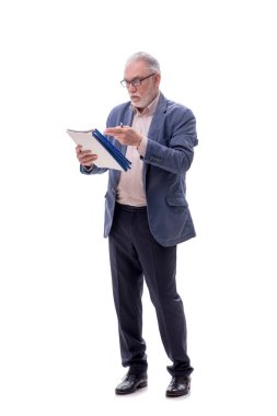 Yaşlı işadamı beyazda izole edilmiş.