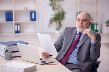 İş yerinde çalışan eski bir işadamı