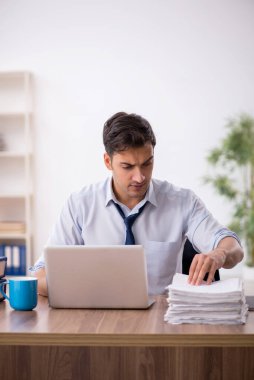 Ofiste çalışan genç işadamı.