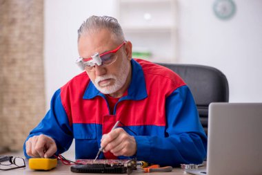 Laboratuvarda eski bir tamirci bilgisayar tamir ediyordu.