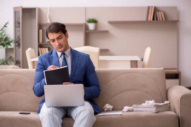 Salgın sırasında evden çalışan genç bir işadamı