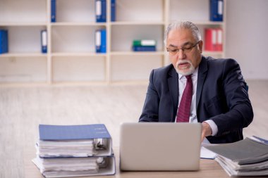 Ofiste çalışan eski bir işadamı.