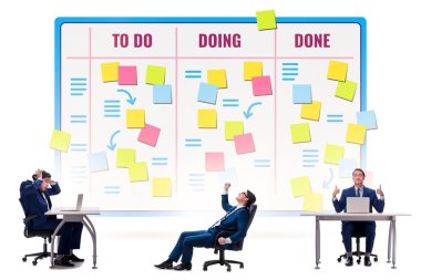 İş adamı görevlerle birlikte Kanban yönetim kurulunda çalışıyor