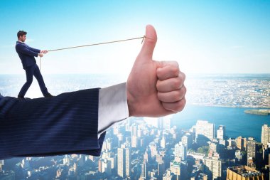 İş adamı onay konseptinde ip çekiyor.