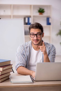 Sınıfta sınava hazırlanan genç bir öğrenci.