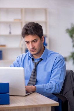 Ofiste çalışan genç bir çalışan.