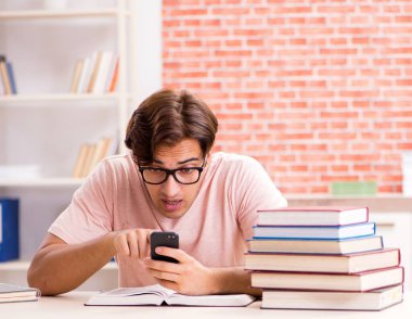 Üniversite sınavlarına hazırlanan genç öğrenci.