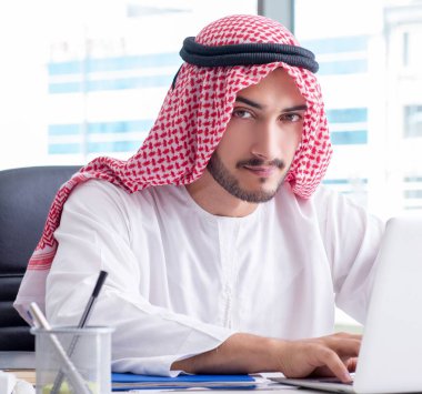 Ofiste çalışan Arap işadamı.