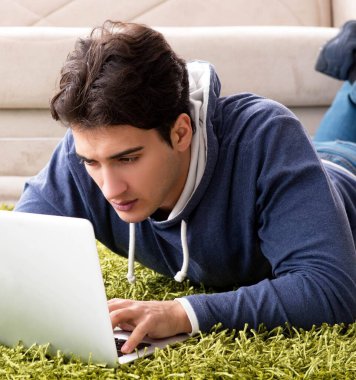 Evdeki başlangıç projesinde çalışan yakışıklı öğrenci