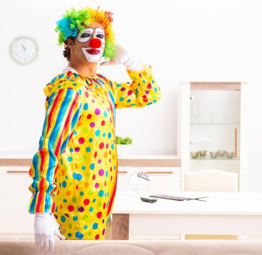 Erkek palyaço evde performansa hazırlanıyor.