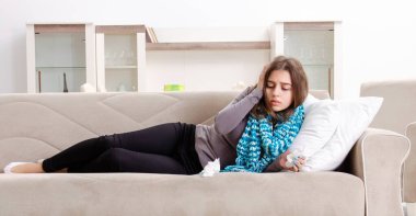 Evde acı çeken genç hasta kadın.