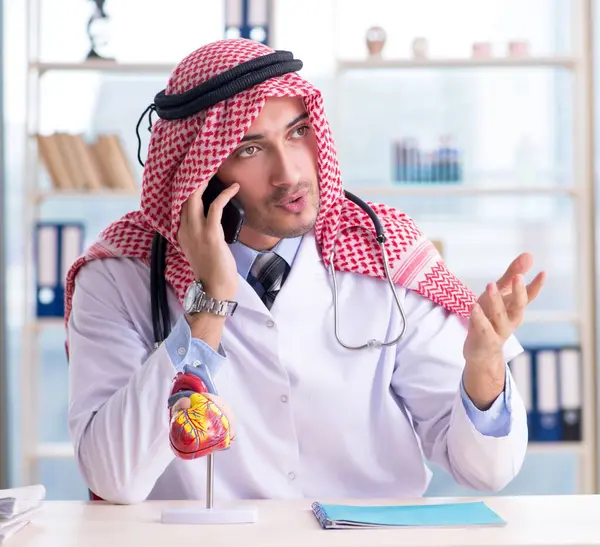 Kardiolog Arabski Pracujący Klinice — Zdjęcie stockowe