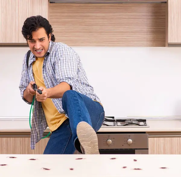 Professional Contractor Doing Pest Control Kitchen — Stock Photo, Image