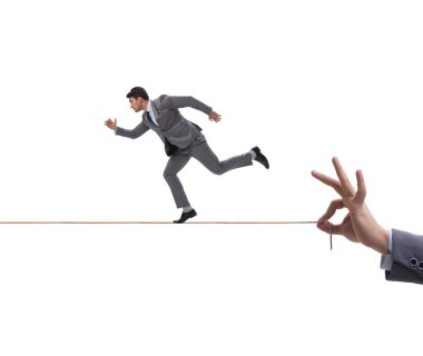 İş adamı sıkı bir iple yürüyor.