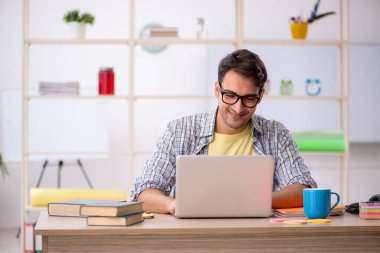 Salgın sırasında evden çalışan genç bir serbest çalışan.