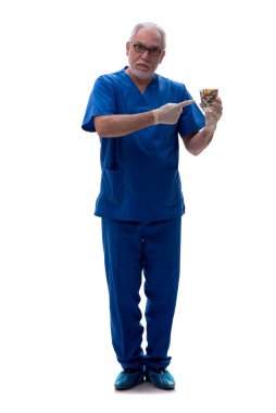 Yaşlı doktor beyaza izole edilmiş haplar önerdi.