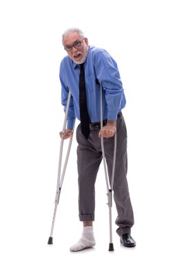 Koltuk değnekleri beyaz olan eski erkek patron.