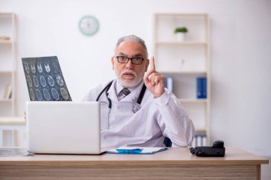 Hastanede çalışan yaşlı bir radyoloji uzmanı.