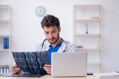 Hastanede çalışan genç doktor radyoloji uzmanı.