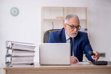 Eski bir çalışan telefonla konuşuyor.