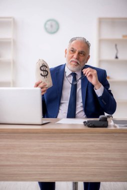 Eski maaş konsepti çalışanı.