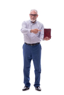 Yaşlı erkek patron beyaz kitaplarla izole edilmiş kitapları tutuyor.