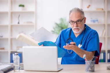 Teletıp konseptinde yaşlı bir doktor.