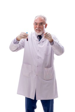 Yaşlı kimyagerin beyazı.