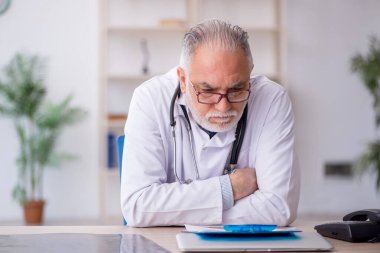 Hastanede çalışan yaşlı doktor.