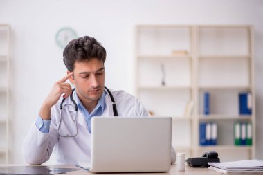 Teletıp konseptinde genç doktor