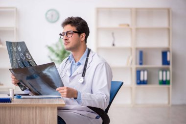 Hastanede çalışan genç doktor radyoloji uzmanı.