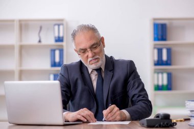 Ofiste çalışan eski bir çalışan.