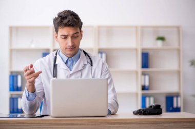 Teletıp konseptinde genç doktor