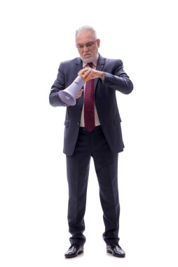 Yaşlı erkek patron megafonu bembeyaz tutuyor.