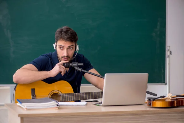 Young Music Teacher Sitting Classroom — Stock Photo, Image