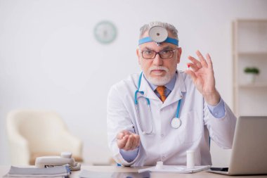 Hastanede çalışan yaşlı doktor otolog.
