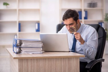 İş yerinde çalışan genç bir işadamı