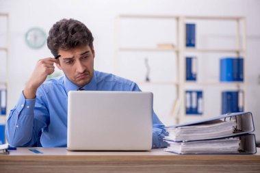 Ofiste çalışan genç bir çalışan.