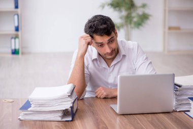 Genç çalışan işyerinde oturuyor.