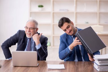 İki çalışan işyerinde oturuyor.