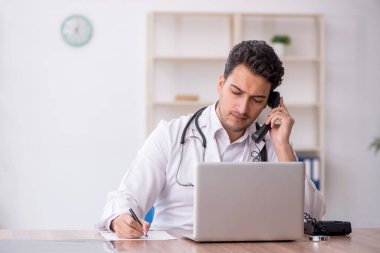 Teletıp konseptinde genç doktor