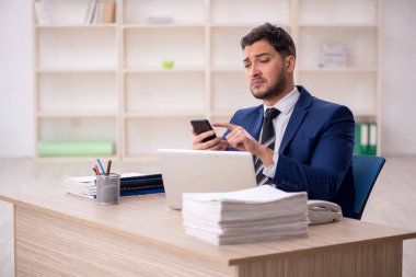 İş yerinde çalışan genç bir işadamı