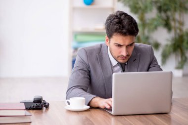 Ofiste çalışan genç bir çalışan.