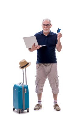 Seyahat konsepti olan yaşlı işadamı beyaza izole edilmiş