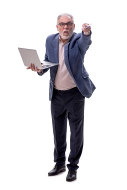 Bilgisayarlı yaşlı adam beyazda izole edilmiş.