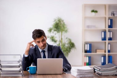 Ofiste çalışan genç işadamı.