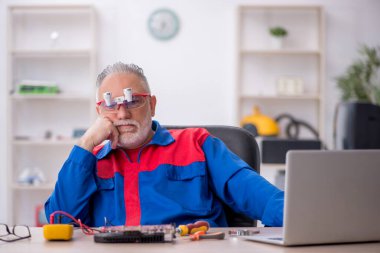 Laboratuvarda eski bir tamirci bilgisayar tamir ediyordu.