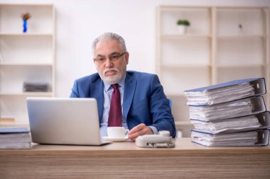 Eski çalışanım ve ofiste çok işim var.