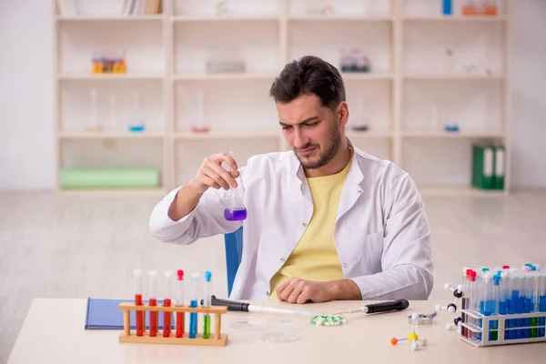 Young Chemist Sitting Lab — Stockfoto