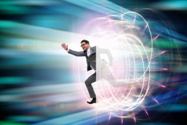 İş adamı iş dünyasında sanal dünyaya giriyor.